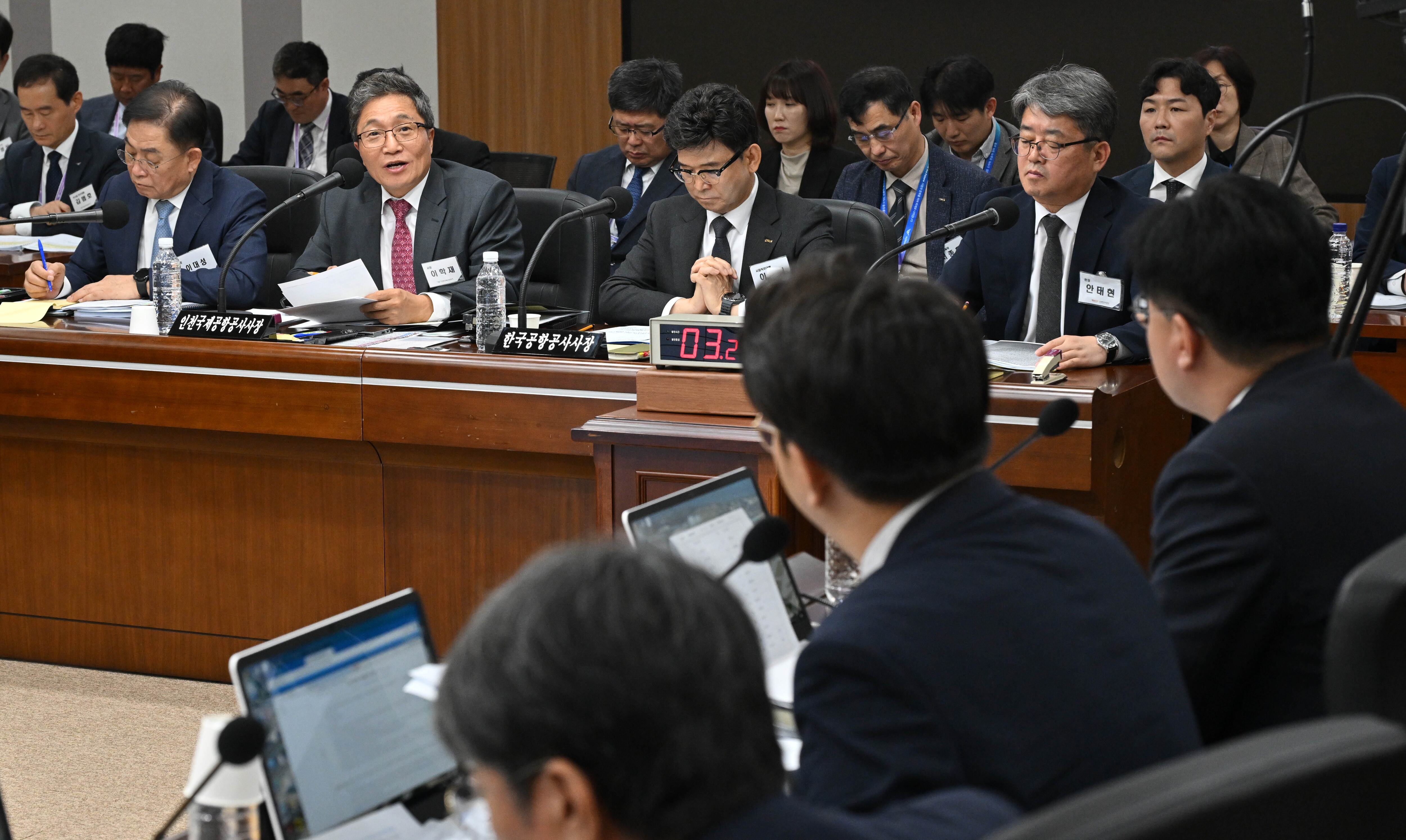 이학재 인천국제공항공사 사장이 22일 오전 인천 영종도 인천국제공항공사에서 열린 국회 국토교통위원회의 인천국제공항공사, 한국공항공사, 항공안전기술원, 국립항공박물관에 대한 국정감사에서 의원들의 질의에 답변하고 있다. /뉴스1