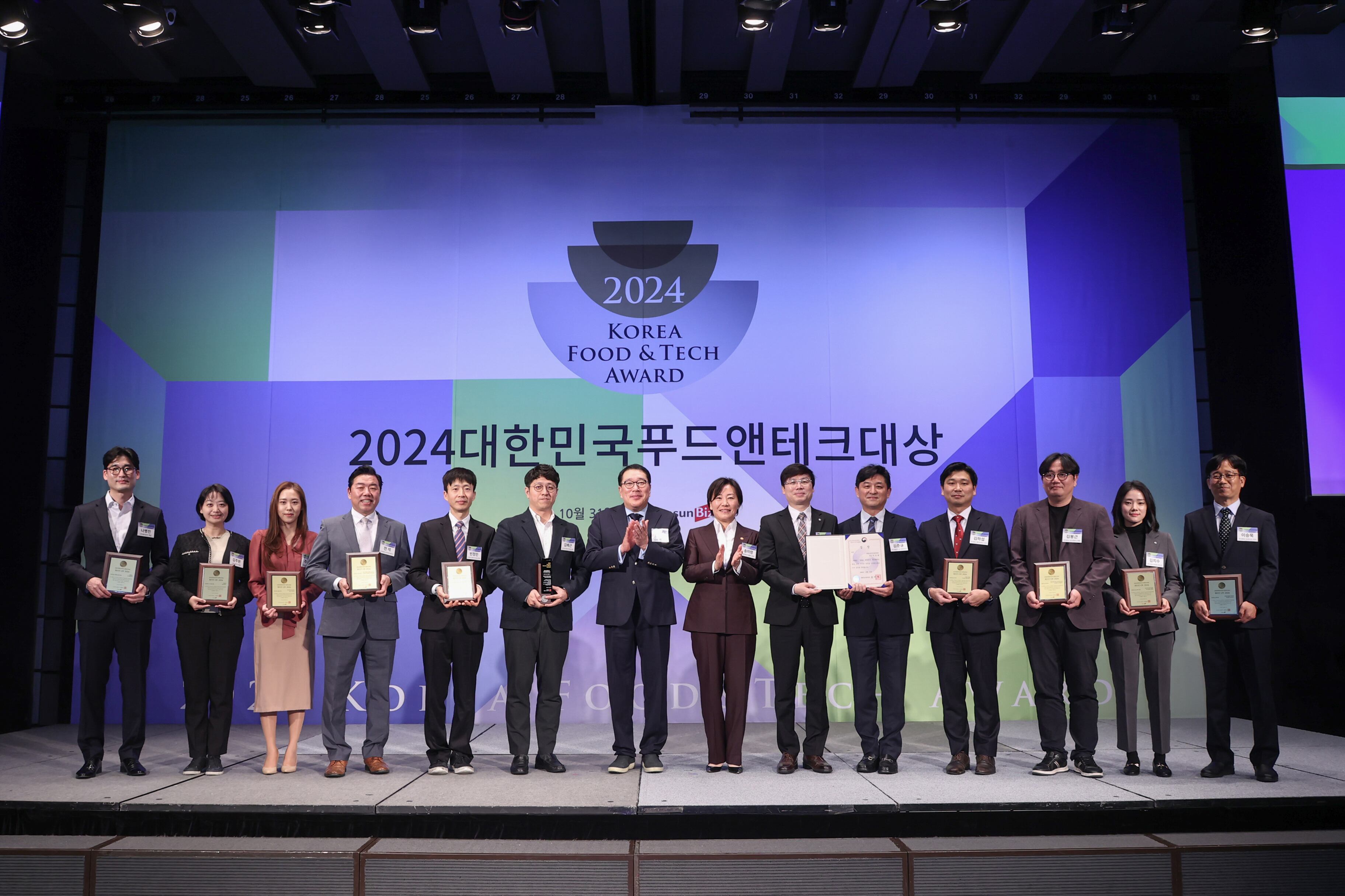 31일 서울 중구 웨스틴조선호텔에서 열린 '2024 대한민국푸드앤푸드테크대상 시상식'에서 수상한 주요 수상자들이 사진을 찍고 있다.