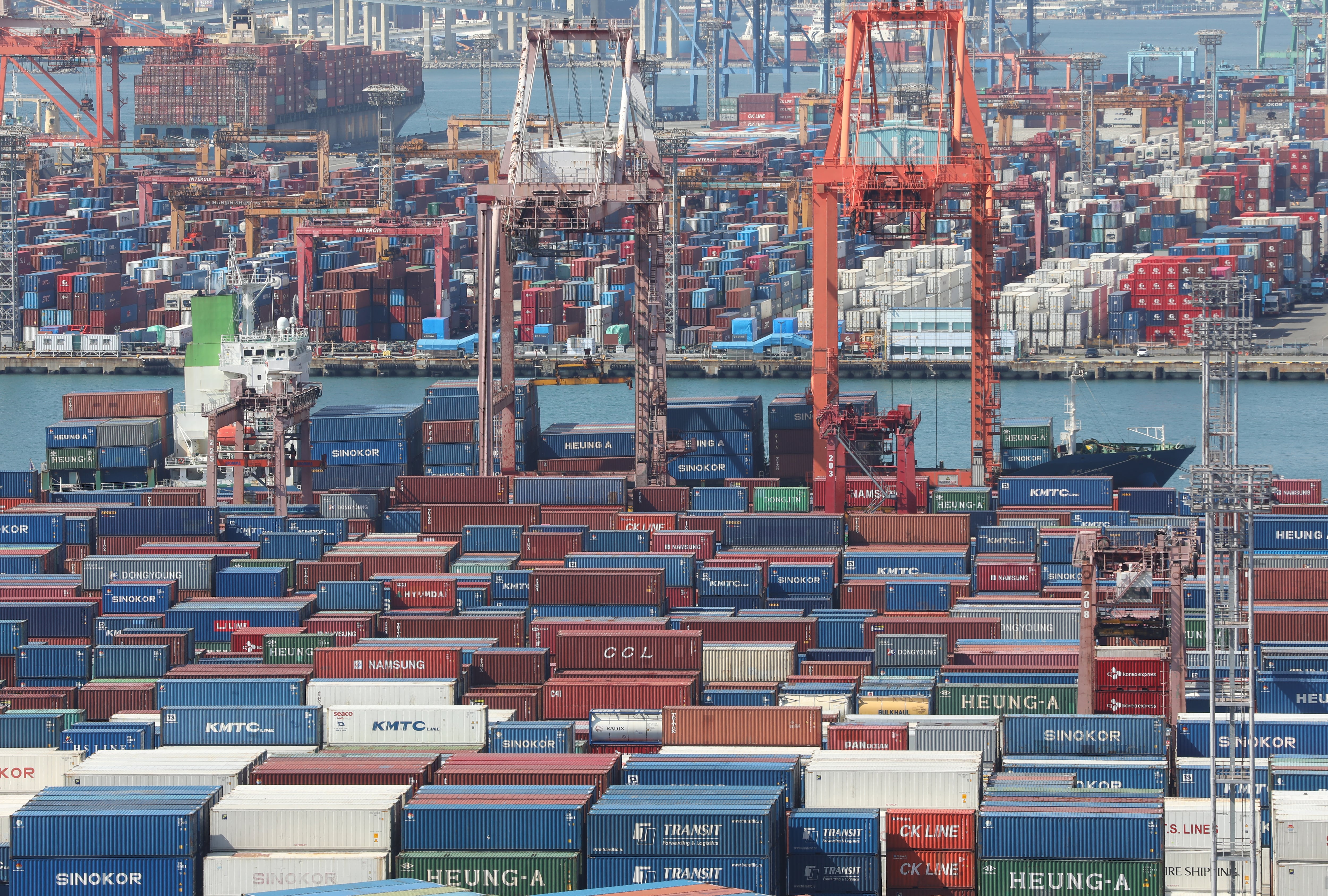 부산항 신선대부두와 감만부두 야적장에 컨테이너가 가득 쌓여 있다. /뉴스1