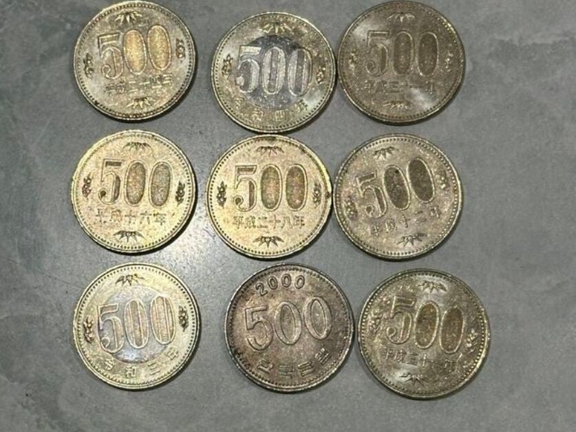 500엔 동전 사이에 있는 500원 동전. /X(옛 트위터)
