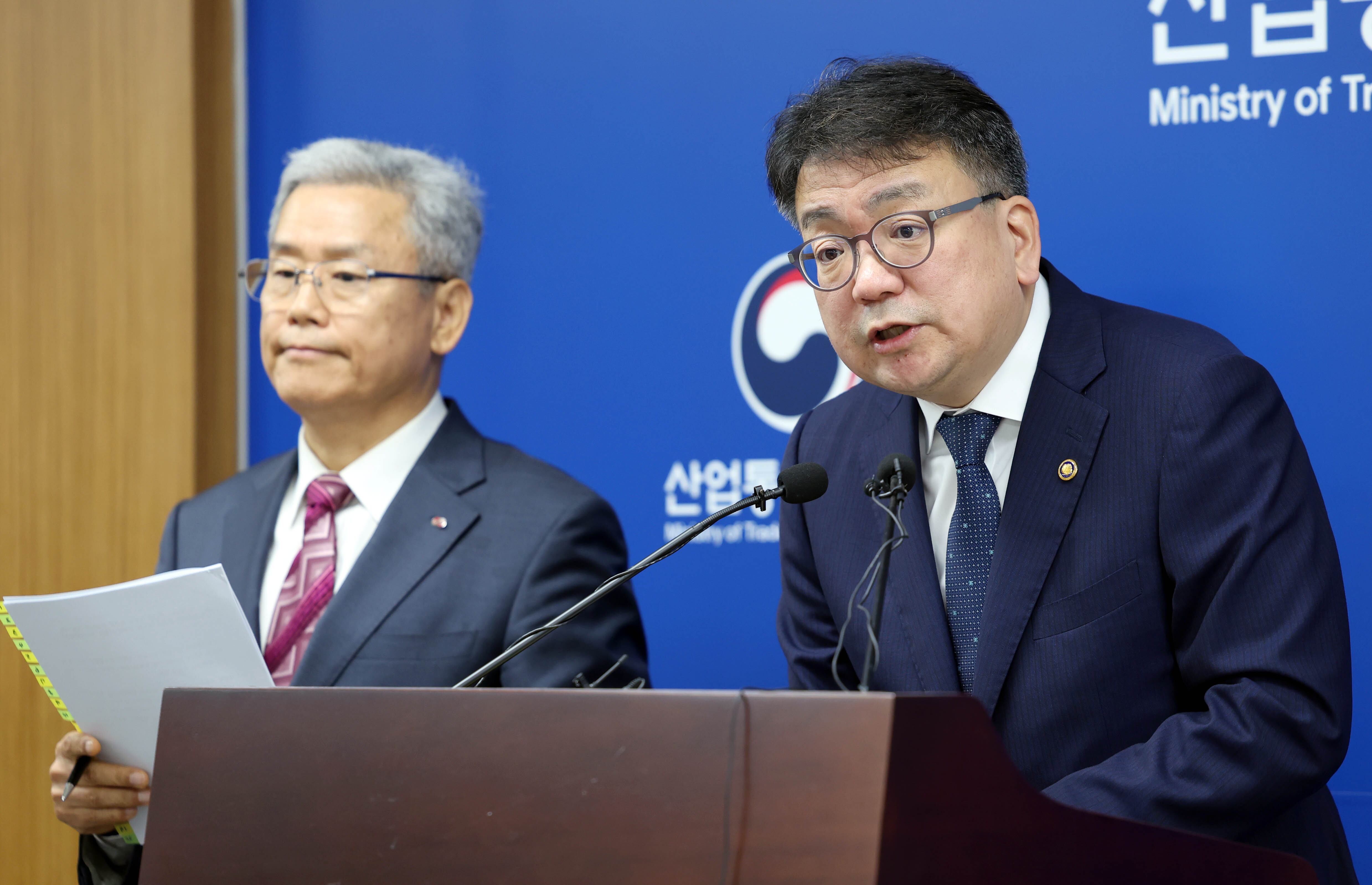 최남호(오른쪽) 산업통상자원부 2차관이 23일 오전 정부세종청사 산업부 기자실에서 전기요금 인상 관련 브리핑을 하고 있다. 왼쪽은 김동철 한국전력 사장. /산업통상자원부 제공
