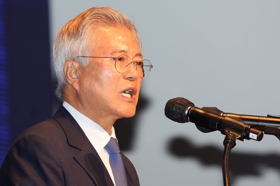 문재인 전 대통령이 호텔현대 바이라한 목포에서 열린 9·19 평양공동선언 6주년 기념포럼 전남 평화회의 기조연설을 하고 있다./뉴스1