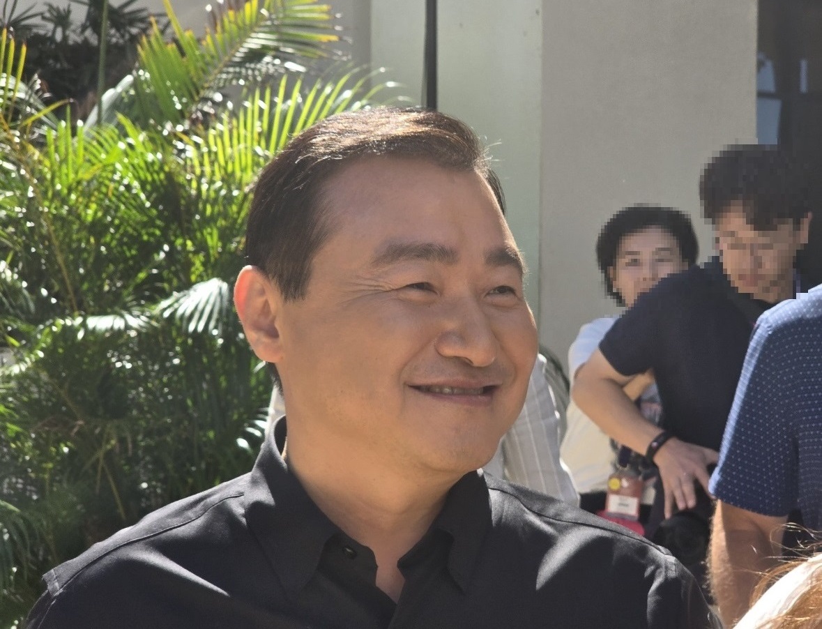 노태문 삼성전자 MX사업부장(사장)이 21일(이하 현지시각) 미국 하와이 웨일리아에서 열린 ‘스냅드래곤 서밋 2024’에서 기조 연설을 마친 후 행사장을 빠져나가고 있다. / 공동취재단