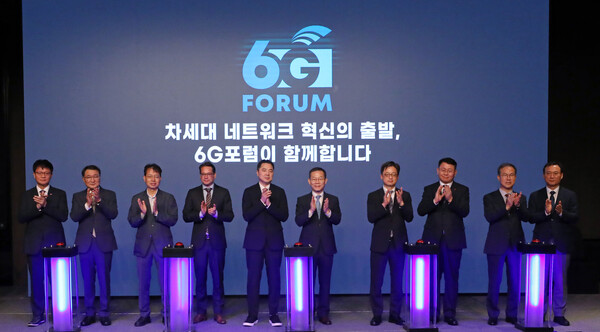 이종호(왼쪽에서 여섯 번째) 당시 과학기술정보통신부 장관(왼쪽 여섯번째)이 지난해 5월 30일 서울 중구 플라자호텔에서 열린 6G포럼 출범식에서 이상엽(왼쪽에서 다섯 번째) 대표의장 등 참석자들과 기념 세리머니를 하고 있다. / 뉴스1