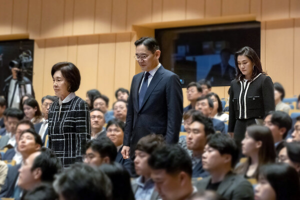 왼쪽부터 홍라희 전 삼성미술관 리움 관장과 이재용 삼성전자 회장, 이서현 삼성복지재단 사장이 2023년 10월 19일 경기도 용인 삼성전자 인재개발원 콘서트홀에서 열린 '이건희 선대회장 3주기 추모 음악회'에서 입장하고 있다. / 삼성전자 