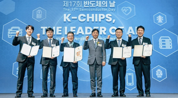 (왼쪽부터) 이진희(HBM 수율개선), 방유봉(장비통합기술) 팀장, 최준기 부사장(이천FAB 담당), 곽노정 사장, 정춘석(Leading HBM Design), 양명훈(Mobile검증) 팀장 / SK하이닉스