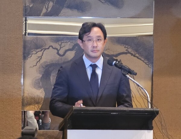 최윤범 고려아연 회장이 10월 2일 서울 용산구 그랜드 하얏트 호텔에서 긴급 기자회견을 열고 영풍과 사모펀드 MBK파트너스의 경영권 인수 시도에 대한 입장을 밝히고 있다. / IT조선