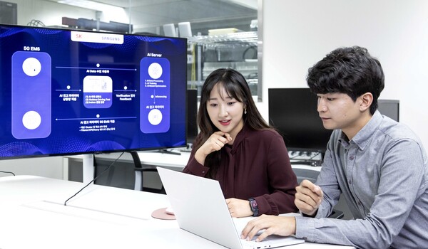 SK텔레콤과 삼성전자 연구원이 AI 기반 5G 기지국 품질 최적화 기술 실증에 대해 논의하고 있다. / SK텔레콤