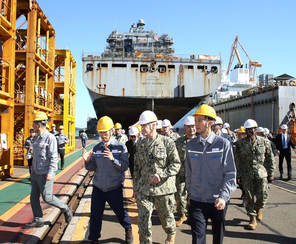 김동관 한화그룹 부회장(오른쪽)과 미 해군 태평양함대 사령관 스티븐 쾰러 제독(가운데)이 10월 24일 한화오션 거제사업장에서 정비 중인 ‘월리 쉬라’함 정비 현장을 둘러보고 있다. / 한화그룹