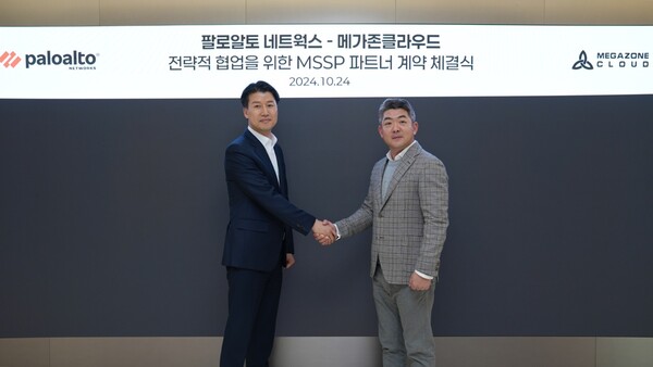 (왼쪽부터) 팔로알토네트웍스 코리아 박상규 대표와 메가존클라우드 황인철 대표가 24일 파트너십 체결식을 가진 후 기념사진을 촬영하고 있다. / 메가존클라우드 