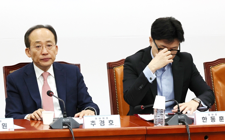 윤석열 대통령과 명태균 씨의 통화 녹취가 공개된 것과 관련해 여권은 공식 입장을 내지 않으며 혼란스러운 분위기를 보였다. 사진은 한동훈(오른쪽) 국민의힘 대표와 추경호 원내대표가 31일 오전 국회에서 열린 최고위원회의에 참석해 자리하고 있는 모습. / 뉴시스