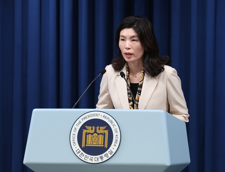 유혜미 대통령실 저출생대응수석이 27일 서울 용산 대통령실 청사에서 현안 브리핑을 하고 있다. / 뉴시