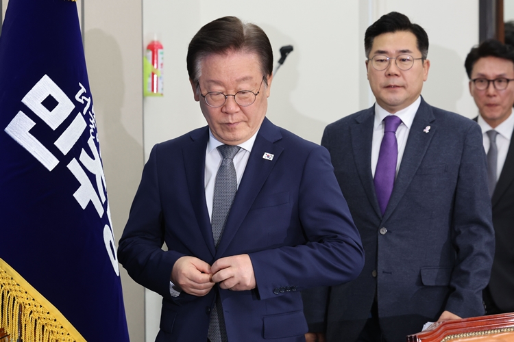 더불어민주당은 ‘10‧29 이태원 참사’ 2주기인 29일 1심 법원에서 참사 관계자들이 무죄를 받은 것을 언급하며 ‘진상규명’에 앞장서겠다고 강조했다. 사진은 이재명 대표가 지난 28일 오전 국회에서 열린 최고위원회의에 참석하고 있는 모습. / 뉴시스