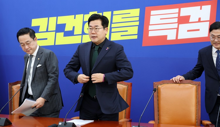 박성준 더불어민주당 원내수석부대표는 24일 김건희 여사 공천 개입 의혹의 핵심 인물인 명태균 씨를 향해 내달 1일 국정감사에 출석할 것을 촉구했다. 사진은 박찬대(가운데) 원내대표가 이날 오전 국회에서 열린 국정감사대책회의에 참석하고 있는 모습. / 뉴시스