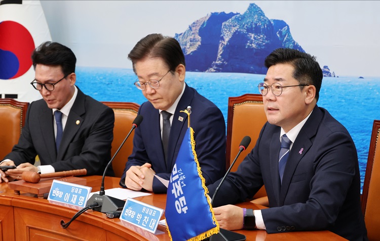 박찬대(오른쪽) 원내대표가 25일 오전 국회에서 열린 최고위원회의에서 발언하고 있다. / 뉴시스
