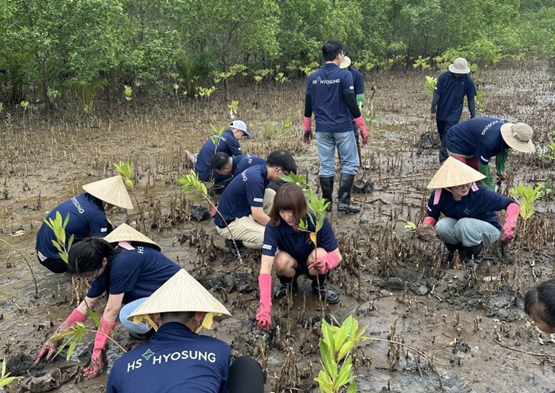 HS효성첨단소재는 22일 베트남 짜빈성 미롱남 마을에서 베트남 현지 사회적 기업 ‘맹그러브(Manglub)’와 함께하는 ‘HS효성첨단소재 메콩델타 맹그로브 프로젝트’의 시작을 알리는 행사를 진행했다고 밝혔다. / HS효성첨단소재