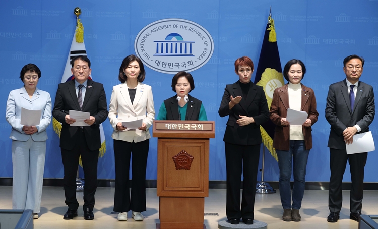 정춘생 조국혁신당 윤석열 대통령 탄핵추진위 명태균게이트 위원장이 31일 오후 국회 소통관에서 열린 '윤석열 대통령 하야 촉구 기자회견'에서 발언을 하고 있다. 왼쪽부터 김선민 의원, 차규근 의원, 강경숙 의원 정 위원장, 수어통역사, 이해민 의원, 신장식 의원. / 뉴시스