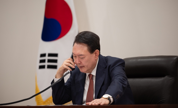 윤석열 대통령이 28일 서울 용산 대통령실에서 우르술라 폰 데어 라이엔 유럽연합(EU) 집행위원장과 전화통화를 하고 있다. 윤 대통령은 EU집행위원장과 북한의 러시아 파병에 대한 정보를 공유하고 앞으로의 대응 방안을 논의했다. / 대통령실 제공