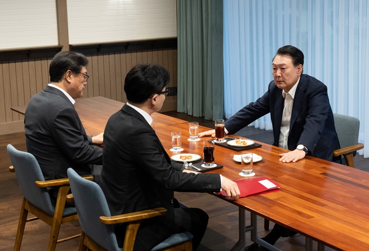 윤석열 대통령이 지난 21일 서울 용산 대통령실 파인그라스에서 한동훈 국민의힘 대표와 면담하고 있다.맨 왼쪽은 정진석 대통령 비서실장. / 대통령실 제공 