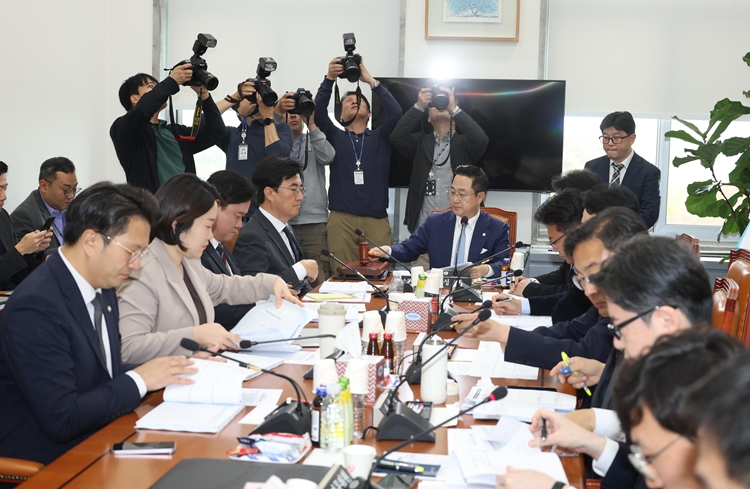 여야는 29일 국회 운영위 소위에서 상설특검 규칙 개정안과 예산안 자동부의 폐지법 등이 야당 단독으로 통과된 것을 두고 공방을 주고받았다. 사진은 박성준 국회운영개선소위원장이 전날(28일) 오전 국회에서 열린 국회운영위원회 국회운영개선소위원회에서 의사봉을 두드리고 있는 모습. / 뉴시스