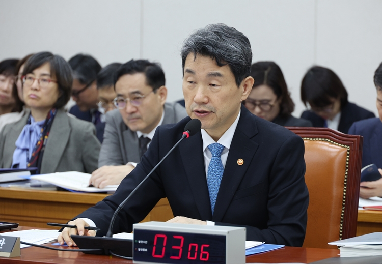 교육부가 지난 29일 40개 의과대학을 운영하는 대학교 총장들과 회의를 열고 각 대학이 의대생의 휴학 승인을 자율적으로 할 수 있도록 했다. 정부가 한발 물러서는 자세를 취하면서 의정갈등 해소의 실마리가 될 수 있을지 관심이 집중된다. 사진은  이주호 사회부총리 겸 교육부 장관. / 뉴시스
