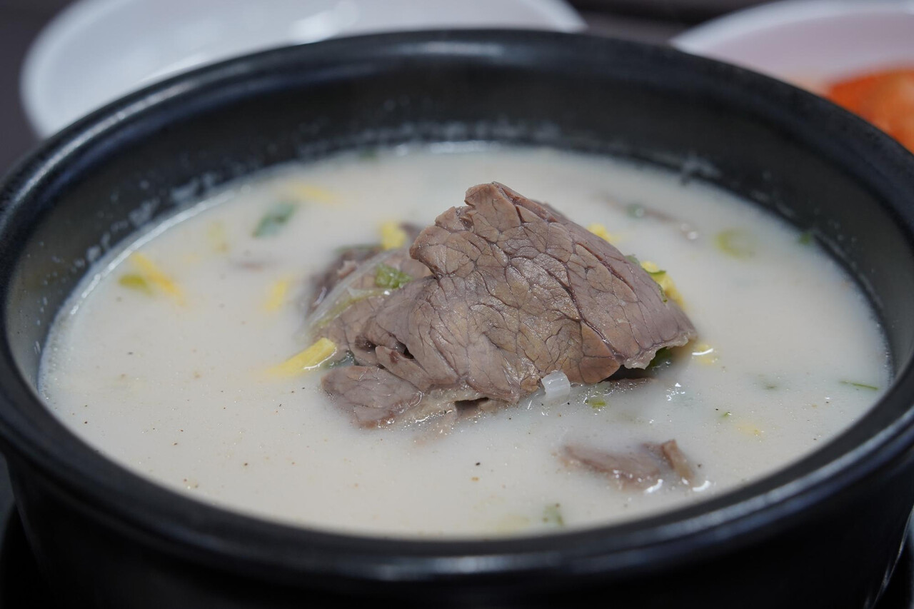 족발과 돼지 껍데기 다음으로는, 뼈를 우려낸 육수가 콜라겐 공급 효율로는 최고다 / Designed by Freepik (https://www.freepik.com/)
