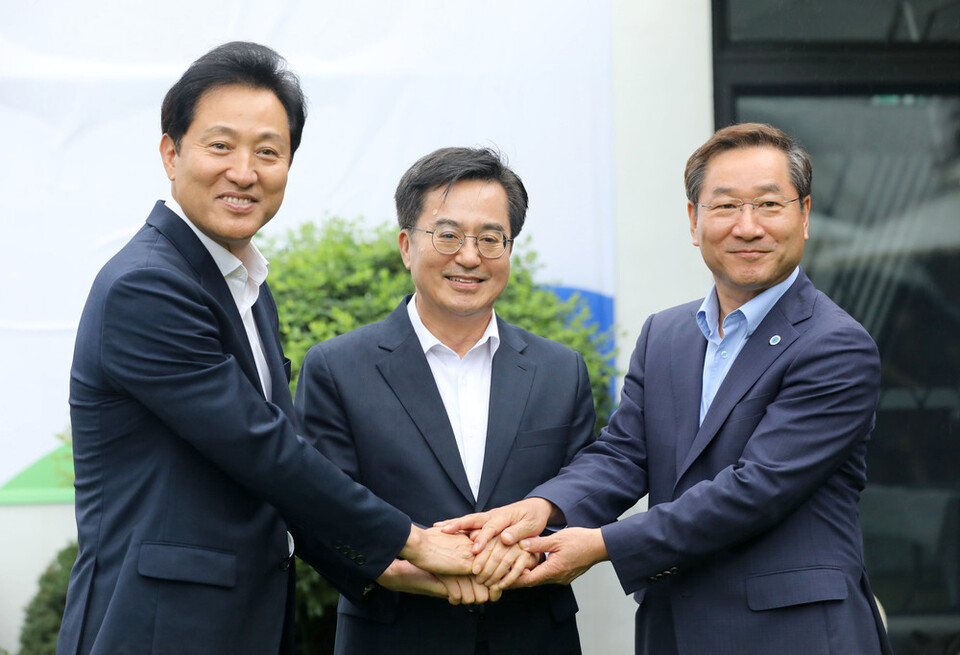 ▲ 오세훈 서울시장(왼쪽부터)과 김동연 경기도지사, 유정복 인천시장이 11일 오후 경기 수원시 팔달구 도담소에서 열린 '수도권 3자 협의체 업무협약식'에서 기념촬영을 하고 있다./사진=인천일보DB