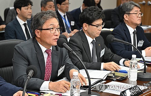 ▲ 이학재 인천국제공항공사 사장(왼쪽)이 22일 오전 인천 영종도 인천국제공항공사에서 열린 국회 국토교통위원회의 인천국제공항공사, 한국공항공사, 항공안전기술원, 국립항공박물관에 대한 국정감사에서 의원들의 질의에 답변하고 있다. /연합뉴스