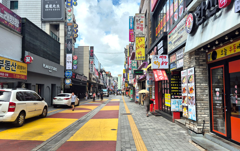 ▲ 수원의 대표적인 상권인 수원역 로데오거리가 손님들이 끊겨 을씨년스러운 분위기를 연출하고 있다. /인천일보 DB