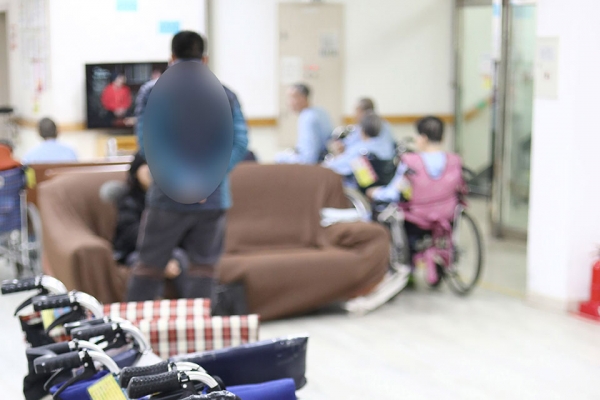 ▲ 경기지역 한 요양시설 휴게실에 어르신들이 휴식을 취하고 있다. /인천일보DB