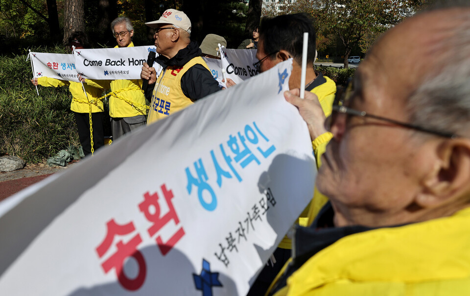 ▲ 지난 24일 오후 경기도청 앞에서 납북자피해가족연합회 회원들이 기자회견을 열고 대북 전단 제작, 살포 의지를 밝히고 있다. /김철빈 기자 narodo@incheonilbo.com