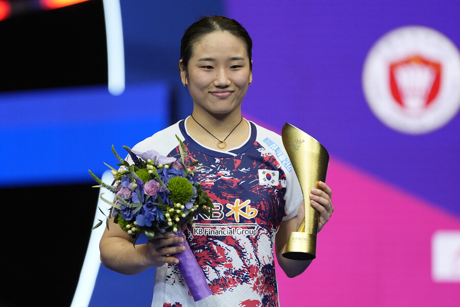 ▲ 셔틀콕 여제 안세영이 2024 파리 올림픽 금메달 이후 첫 국제대회 우승을 일궜다. 올림픽이 끝나고 고질적인 무릎과 발목 부상 치료에 매진했던 안세영은 지난달 전국체육대회와 덴마크 오픈 준우승을 거치면서 심신을 회복했다. 이번 대회 8강부터 결승까지 단 한 세트도 허용하지 않는 완벽한 행보를 보여준 안세영이 국제대회 정상에 복귀하면서 세계랭킹 1위다운 면모를 과시했다. ⓒ연합뉴스/