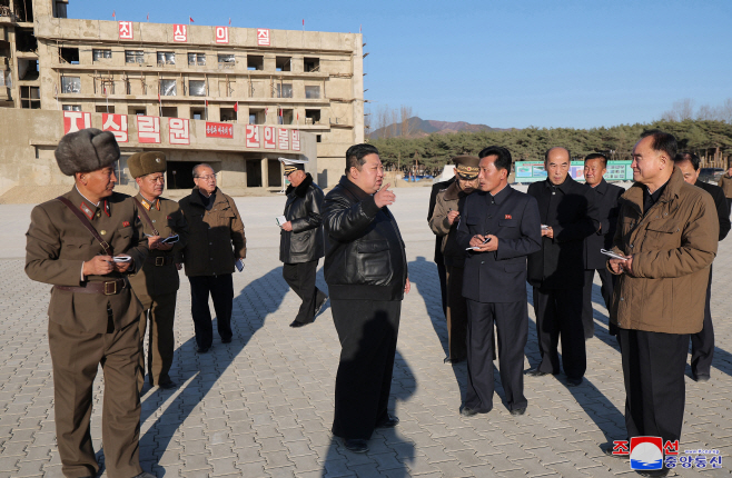 김정은, 신포시 바닷가양식사업소 건설장 시찰