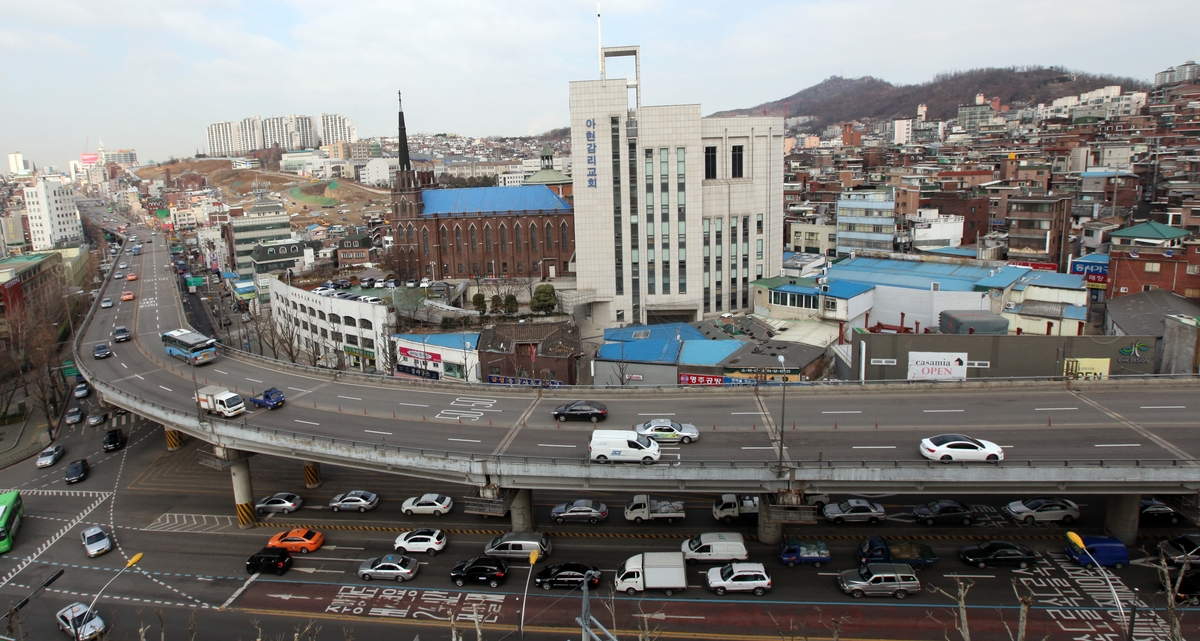 아현고가도로는 중구 중림동에서 마포구 아현동을 잇는 940m 길이의 고가 차도였다. 1968년 9월 개통됐고 2014년 3월 철거되었다. 2013년 [연합뉴스 자료사진]