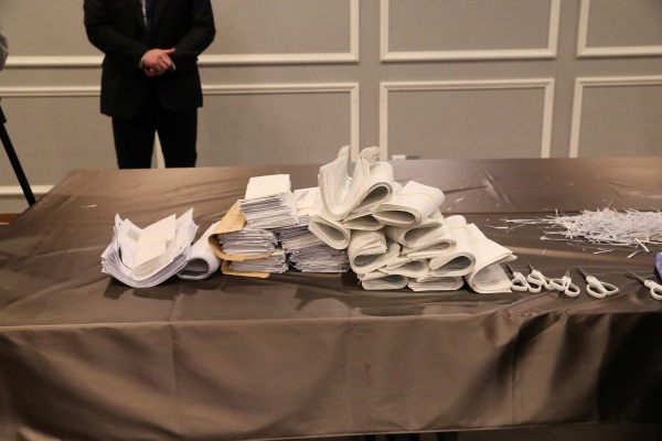 [사진=잡포스트 정해권 기자] 사진은 타 구역의 총회 투표 사전 결의서 집계 모습으로 개봉 3구역과는 아무런 관련이 없습니다.