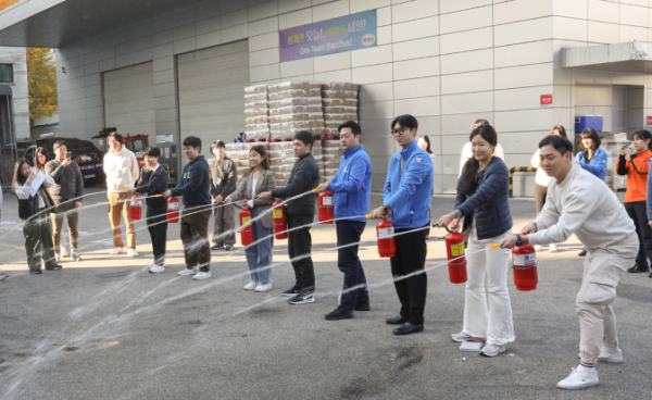 동아쏘시오홀딩스, 동아제약, 동아ST 직원들이 중대재해 대응 모의 훈련에서 소화기를 사용해 가상의 불을 끄고 있다(사진제공/동아쏘시오홀딩스)
