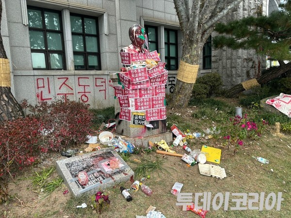 ▲ 지난 20일 동덕여대에 설치된 조동식 선생(동덕여대 설립자) 흉상이 학교 측의 남녀공학 전환 논의를 규탄하는 학생들에 의해 오물 등을 뒤집어 쓰고 있다. 사진=투데이코리아