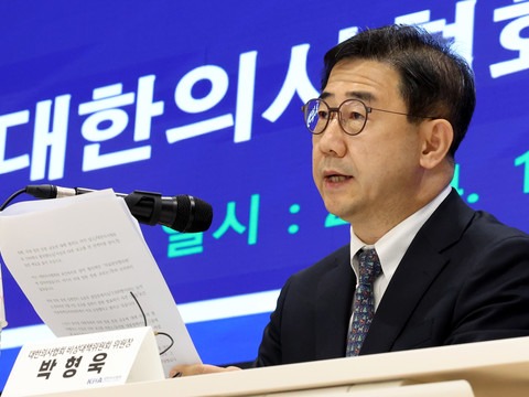 ▲ 박형욱 대한의사협회 비상대책위원장이 18일 오전 서울 용산구 의협회관에서 기자회견을 열고 '비대위 구성과 운영계획' 등을 발표하고 있다. 사진=뉴시스