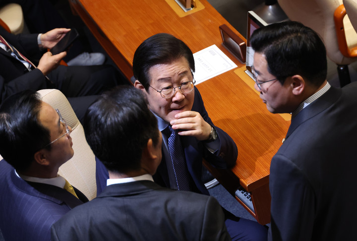 28일 국회 본회의에서 대화하고 있는 이재명 더불어민주당 대표와 박찬대 원내대표 등