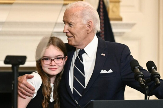 조 바이든 미국 대통령이 지난 1일 워싱턴DC에서 기자회견 도중 러시아에 수감 중인 알수 쿠르마셰바 자유유럽방송 기자의 딸을 안아주고 있다. ⓒAFP/연합뉴스
