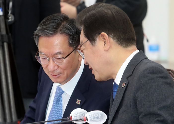 이재명 더불어민주당 대표가 지난해 3월 국회에서 열린 국방위원회 전체회의에 참석해 정성호 의원과 대화를 나누고 있다. ⓒ데일리안 DB