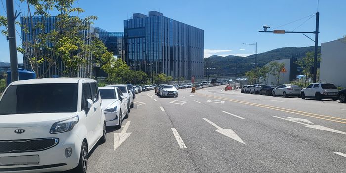 불법주정차로 몸살을 앓고 있는 판교 테크노밸리 인근 도로 모습.ⓒ성남시 제공