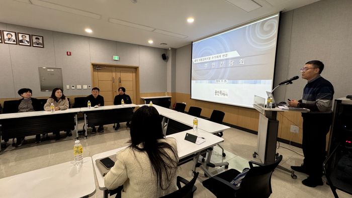 용인시 관계자가 흥덕지구 음식물쓰레기 수거 체계 전환을 안내하고 있다. ⓒ용인시 제공