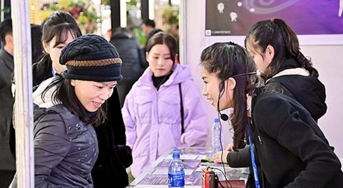 지난 19일 북한 평양 청년중앙회관에서 제16차 평양가을철국제상품전람회가 개막돼 시민들이 행사장을 구경하고 있다. ⓒ조선중앙통신/연합뉴스