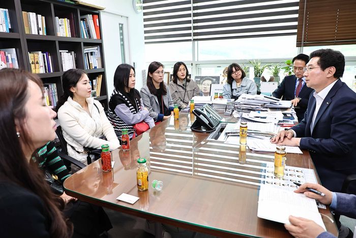 2023년 4월 이상일 용인특례시장이 기흥역세권 학부모들과 중학교 설립에 대해 의견을 나누고 있는 모습. ⓒ용인시 제공