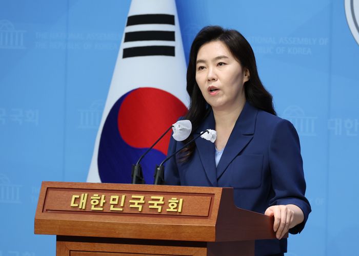 강유정 더불어민주당 원내대변인이 지난 6월 서울 여의도 국회 소통관에서 국민의힘 상임위 거부 및 대법관 후보 발표 관련 브리핑을 하고 있다. ⓒ 뉴시스