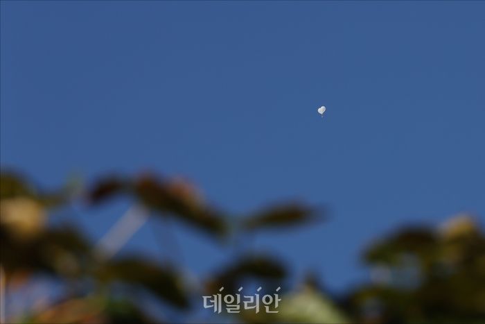 서울 여의도 국회의사당 인근 상공에서 북한에서 보낸 것으로 추정되는 쓰레기 풍선이 관측되고 있다. ⓒ데일리안 홍금표 기자