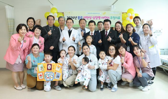 심장병을 앓고 있는 몽골 어린이 5명이 길병원의 도움으로 무료 수술을 받고 의료진과 함께 사진 촬영을 하고 있다. ⓒ길병원 제공