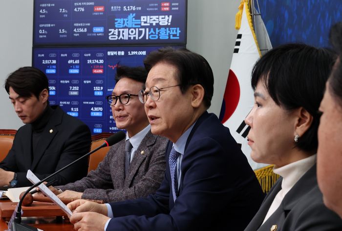 이재명 더불어민주당 대표(왼쪽 세 번째)가 27일 오전 국회에서 열린 최고위원회의에서 발언하고 있다. ⓒ뉴시스