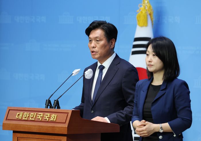 조승래 더불어민주당 수석대변인이 5월 서울 여의도 국회 소통관에서 라인야후 사태, 방심위 징계 남발 등 현안 관련 과방위 개최에 대한 국민의힘 협조를 촉구하는 기자회견을 하고 있다. ⓒ 뉴시스